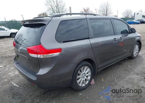 2013 Toyota Sienna Le 7 Passenger z USA, uszkodzony, nr VIN 5TDJK3DC5DS066762